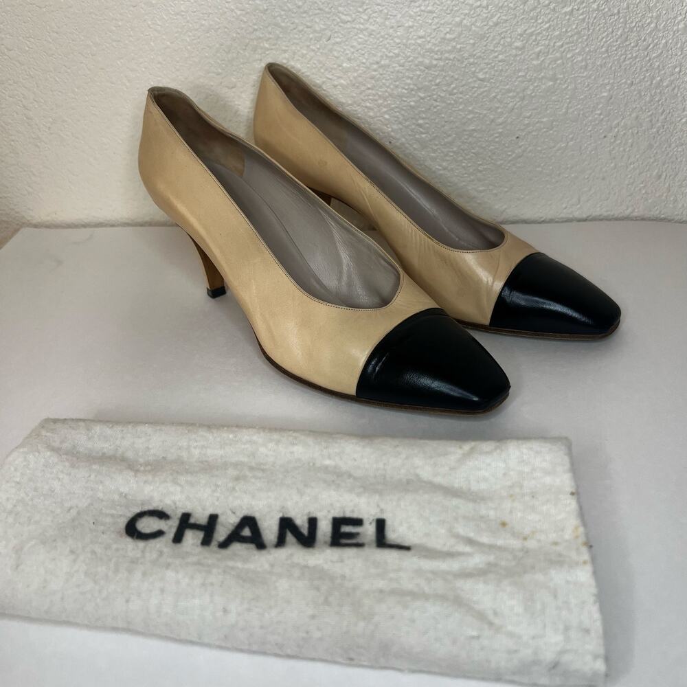 CHANEL Classic Vintage Beige Black Cap-Toe Pumps 41 US 10 Kitten Heel + Dust Bag